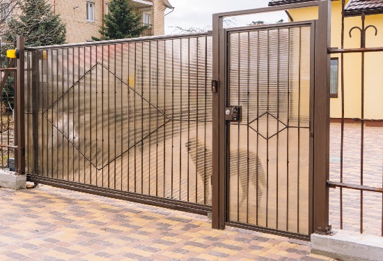 Купить ворота из профлиста с элементами ковки, с металлическими столбами в рамке или под дерево в Вязьме от 152700 руб